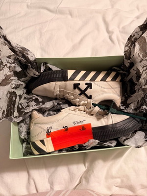 Off-White спортни обувки употребявани, номер 39, бели