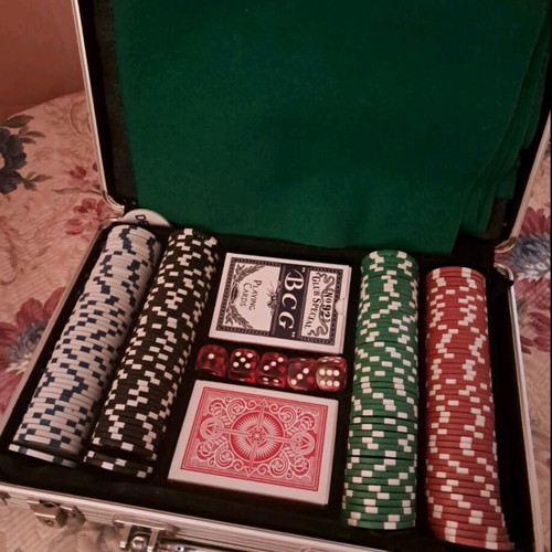Poker set in metal case like new