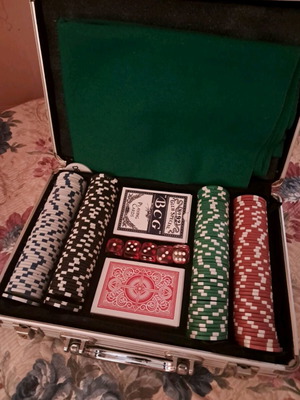Poker set in metal case like new