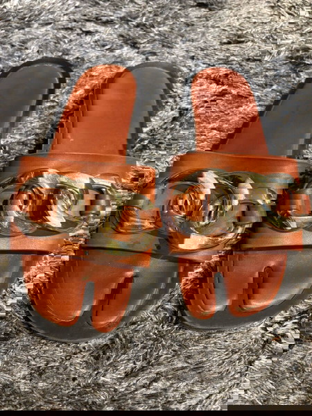 παντόφλες με χρυσή αλυσίδα exe