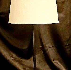 Φωτιστικό επιτραπέζιο ΙΚΕΑ με μεταλλικό σκελετό και υφασμάτινο καπέλο σε μπεζ χρώμα. Ύψος:58cm
