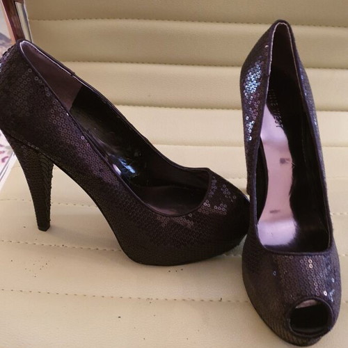 Nine West peep toe pumps new, size 41, black with sequins