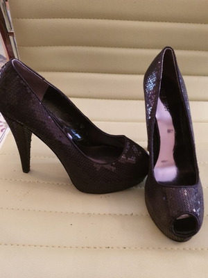 Nine West peep toe pumps new, size 41, black with sequins