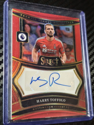2024-25 Panini Select Premier League Harry Toffolo αυτόγραφη κάρτα Red Prizm