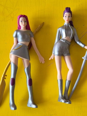 Kpop figures set of 2, like new, collectible