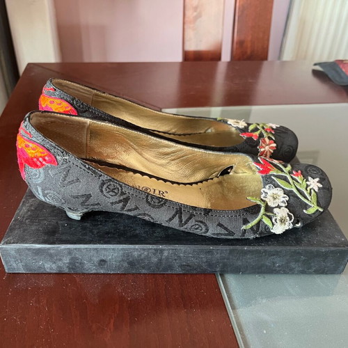 CafeNoir shoes used with embroidery and small 3cm heel, size 39, black and red