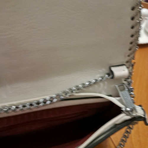 Vintage shoulder bag in very good condition with chain, white