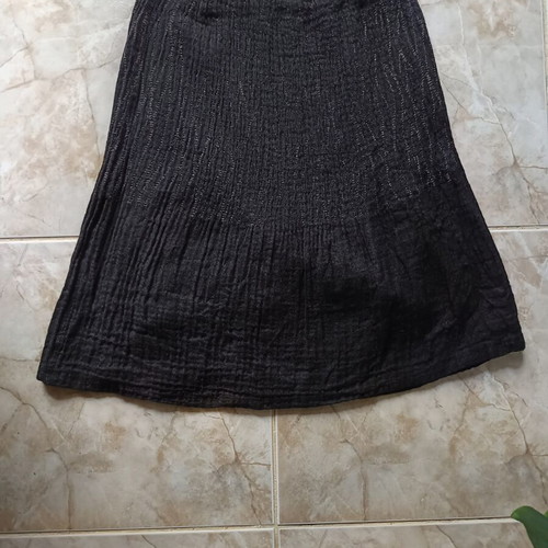 Winter skirt like new, black and red, elastic waist, size M