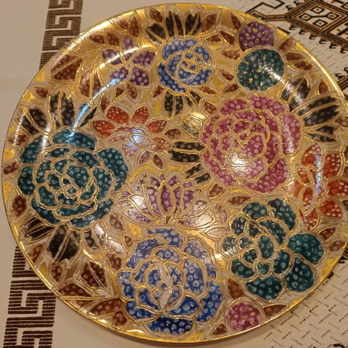 Vintage decorative plate like new with roses on gold background