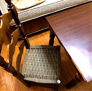 Ξύλινες καρέκλες και τραπέζι
