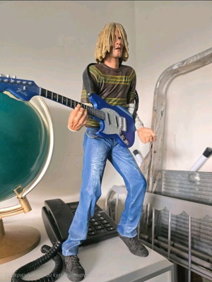 Kurt Cobain 18 Inch Figure like new, plays music