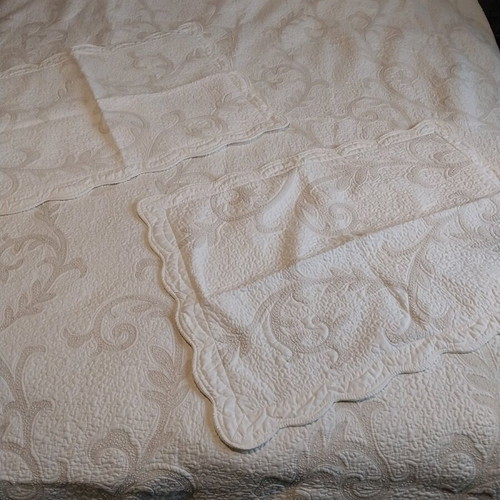 Ilis Home double quilt set like new, cotton with 2 pillows