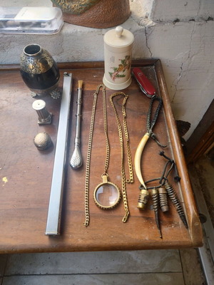 Колекция от различни антики като нови