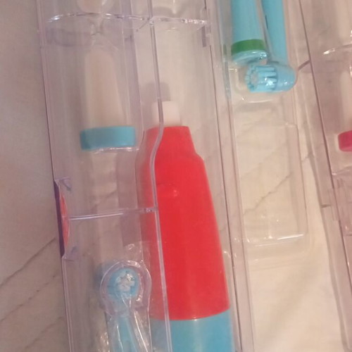 Electric toothbrushes set of 2 in good condition with 3 replacement heads