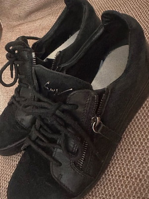 Sneakers Giuseppe Zanotti σαν καινούργιο, μαύρα σουέτ και δέρμα, νούμερο 38,5