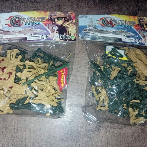 Military toy soldiers, pack of six, plastic