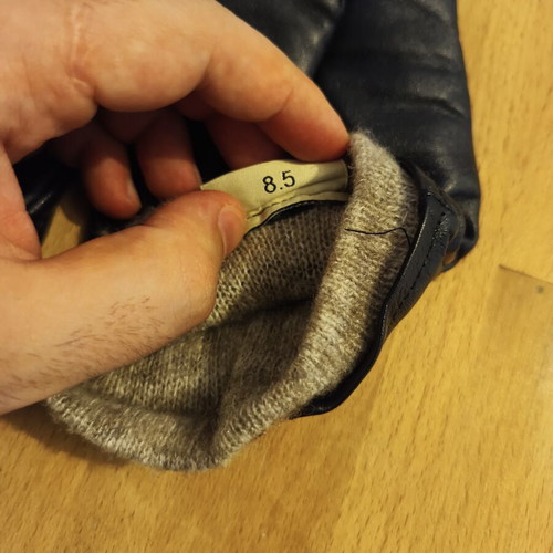 Guy Laroche leather gloves like new, black