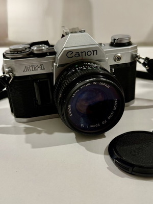 Φωτογραφική μηχανή Canon AE-1 σαν καινούργιο με φακό, 2 φλας και δερμάτινη τσάντα