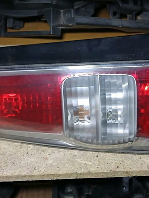 Daihatsu Siron αριστερό φανάρι ουράς μεταχειρισμένο, αυθεντικό με ντουί