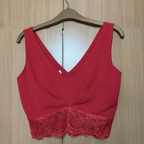 Lynne crop top like new, red, lace trim, size M
