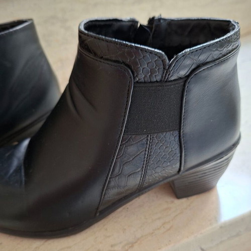 Leather ankle boots black like new, size 38