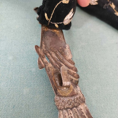 Embroidered velvet belt with silver clasp, two hands