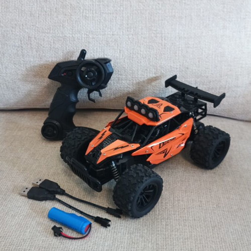 Remote control car like new with two batteries and light