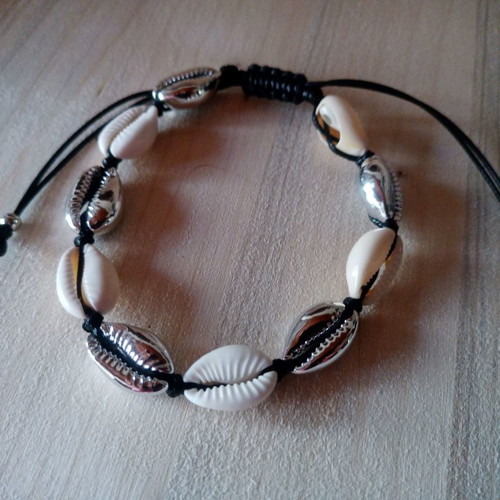 Ethnic shell bracelet used, acrylic kauri-shaped