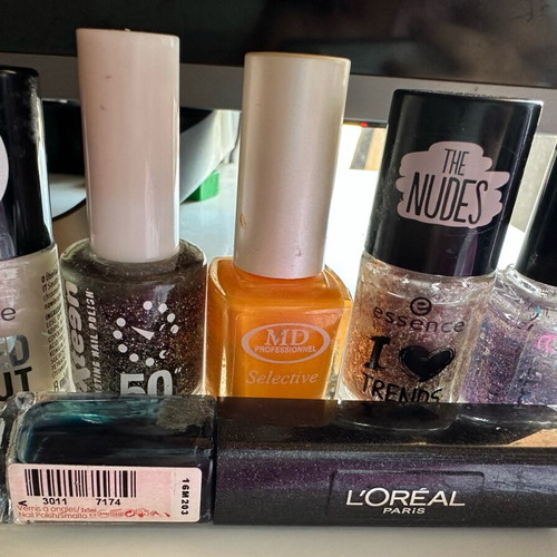 Nail polish set like new with L’Oréal silver and blue gel top coat