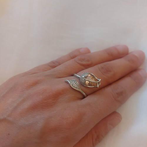 Romantic tulip ring with pink crystal, like new