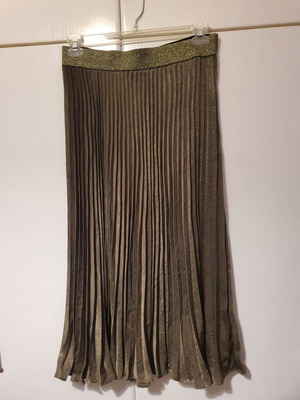 Pleated skirt olive green like new, soft fabric, elastic waist