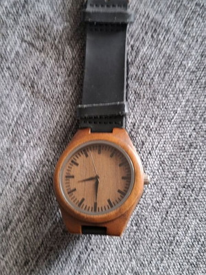 Men's watch with leather strap like new