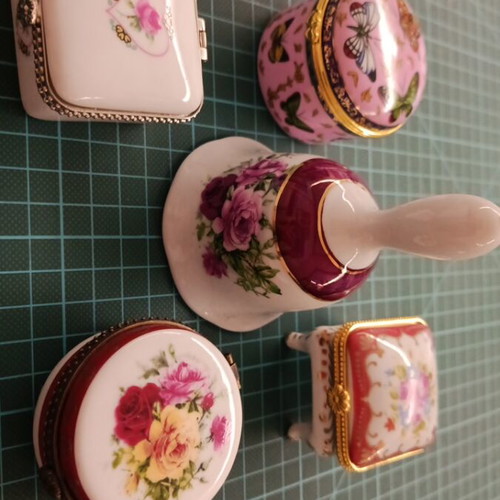Porcelain miniatures new, 4 jewelry boxes and 1 bell