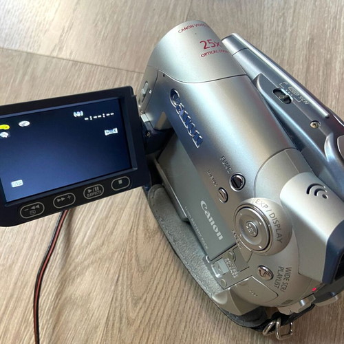 Canon DC100 MiniDVD Camcorder like new with remote and original accessories