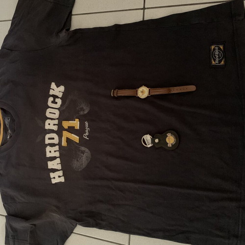 Hard Rock Cafe set with T-shirt, watch and keychain like new