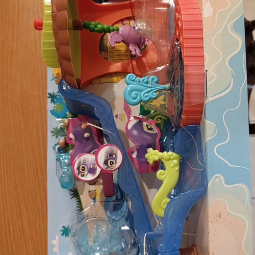 Littlest Pet Shop Walkables Park with Water Slides, new