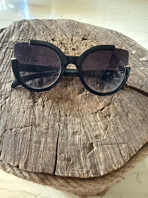 Oversized cat-eye sunglasses black, like new