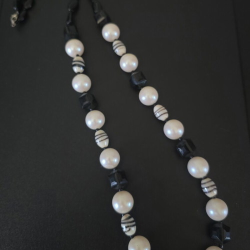 Women's necklace with black and white beads