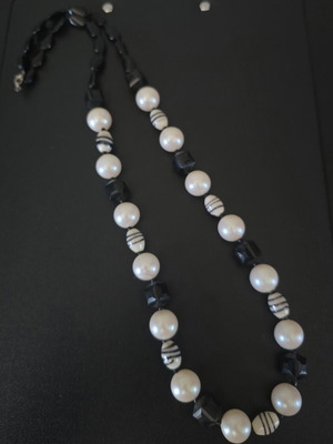 Women's necklace with black and white beads