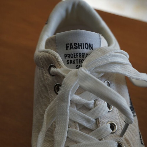Men's athletic shoes used, size 40, white with tear