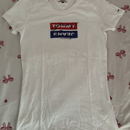 Tommy Jeans White T-shirt with Embroidered Logo like new, fits XS/S