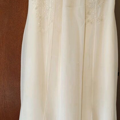 Maxi dress in butter yellow color with straps and embroidery