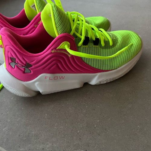 Under Armour Curry Flow 10 sneakers like new, size 43, pink and green
