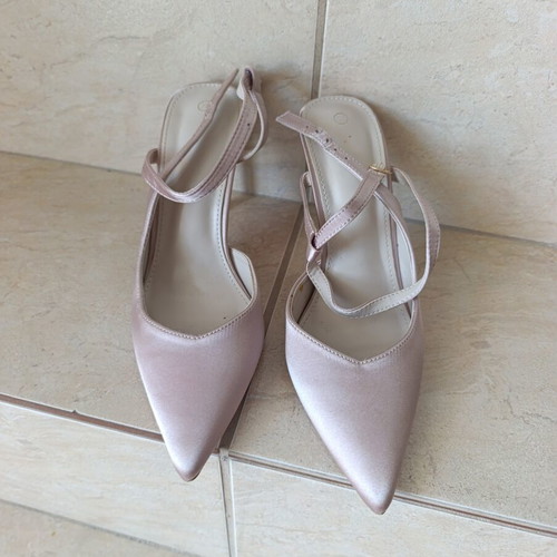 Pumps size 38 like new, beige