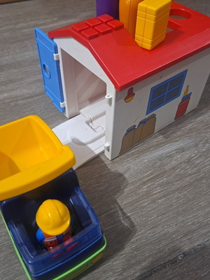 Playmobil 1 2 3 toy used, missing one door