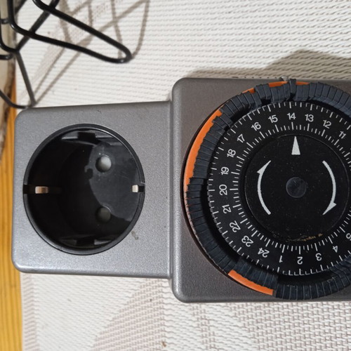 Socket with timer