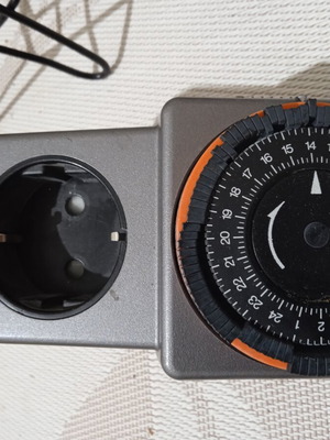 Socket with timer