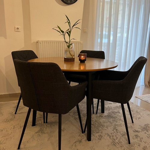 Dining set like new with 4 chairs and 105 cm table