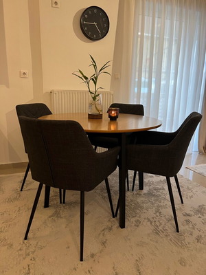 Dining set like new with 4 chairs and 105 cm table
