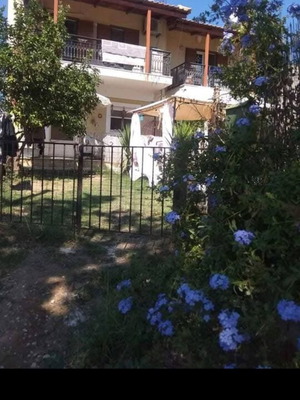 Мезонет на партер с градина и паркинг в Скиатос Амудия